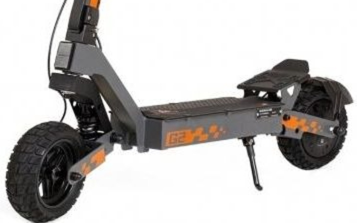 Nowoczesna hulajnoga elektryczna z dużymi kołami.