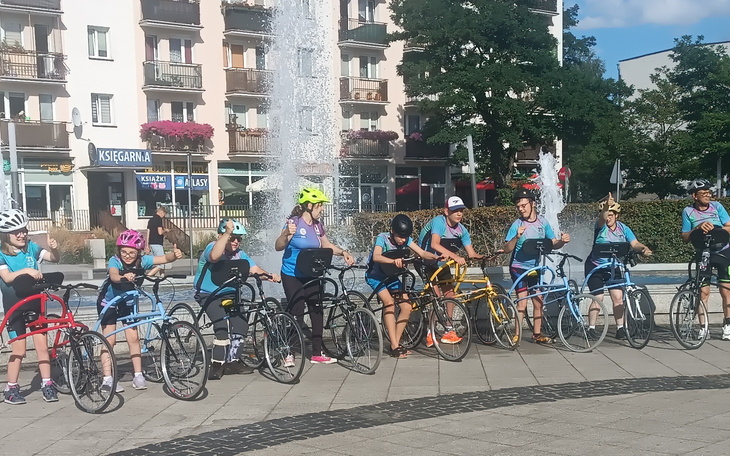 Radość z wręczenia prezentu bliskiej osobie.