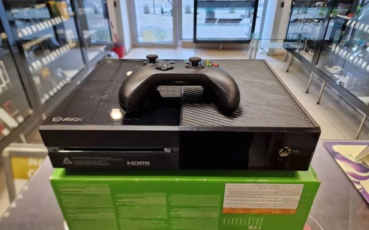Konsola Xbox z kontrolerem, gotowa do gry.