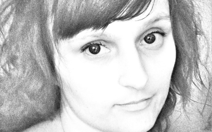 Czarno-białe zdjęcie kobiety z wyrazistymi oczami.