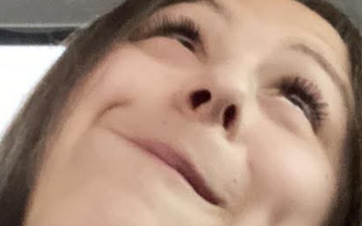 Kobieta robi zabawną minę w samochodzie.