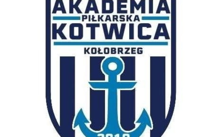 Logo Akademii Piłkarskiej Kotwica Kołobrzeg z kotwicą.
