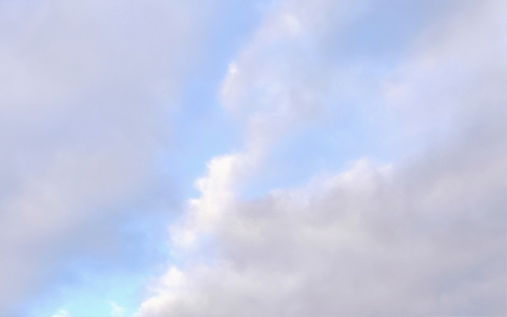 Niebo z chmurami, delikatne odcienie błękitu i szarości.