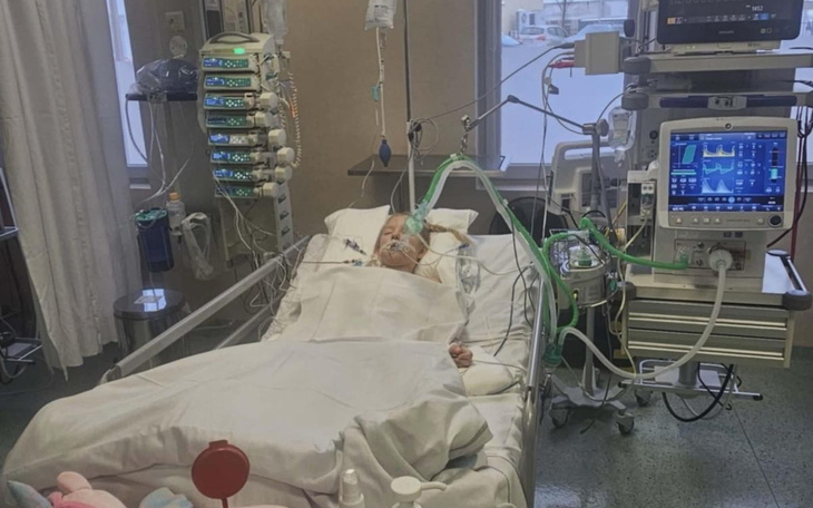 Dziecko w szpitalu, podłączone do aparatury medycznej.