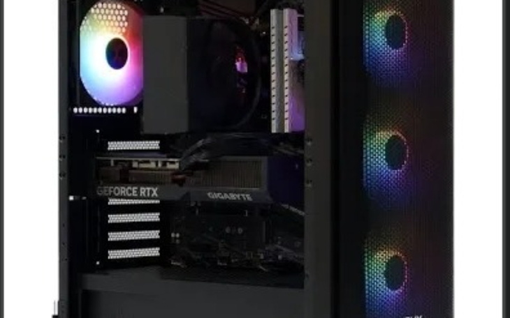 Komputer stacjonarny z podświetleniem RGB.
