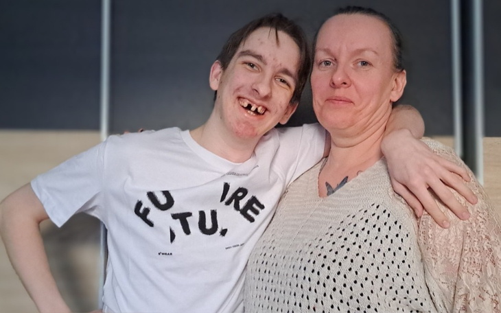 Młody mężczyzna z uśmiechem, pozujący z kobietą.