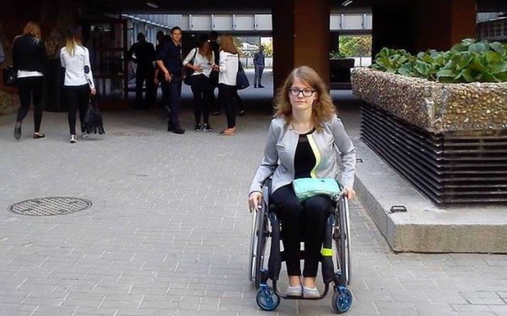 Kobieta na wózku inwalidzkim, pokazująca determinację i siłę.