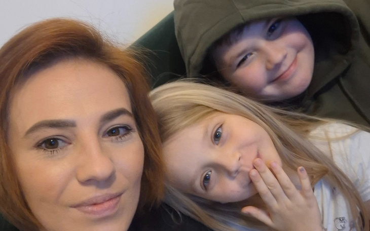 Rodzinne selfie z matką i dwójką dzieci.