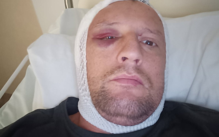 Złoty retriever leżący na podłodze, wygląda na zrelaksowanego.