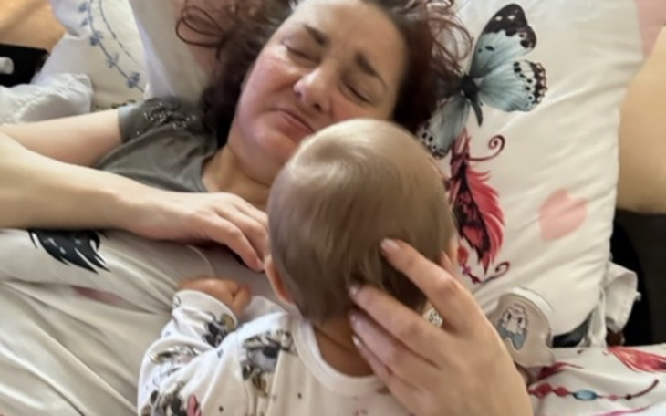 Kobieta z dzieckiem, obie w intymnej chwili.