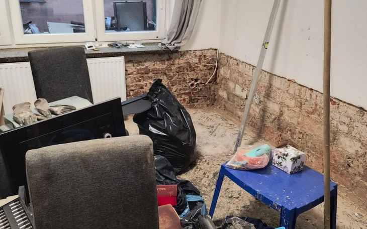 Zabałaganione pomieszczenie, porozrzucane przedmioty.