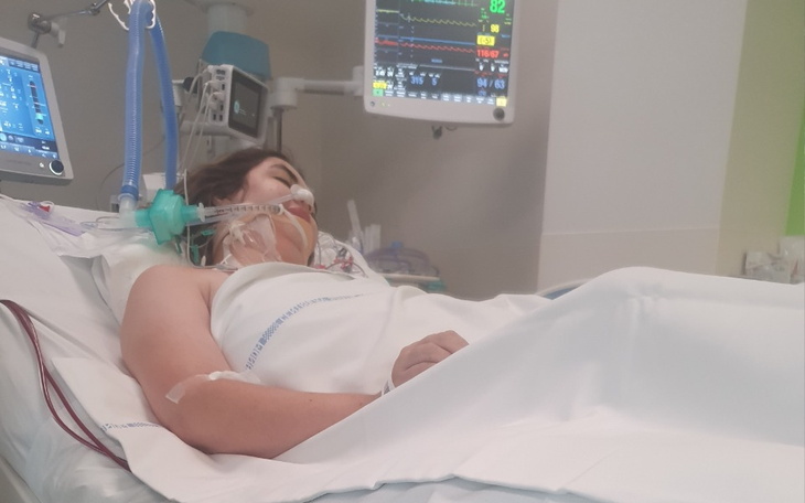 Osoba leżąca w szpitalu, podłączona do aparatury medycznej.