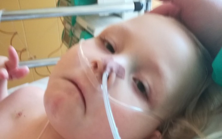 Dziecko w szpitalu, z rurką tlenową.