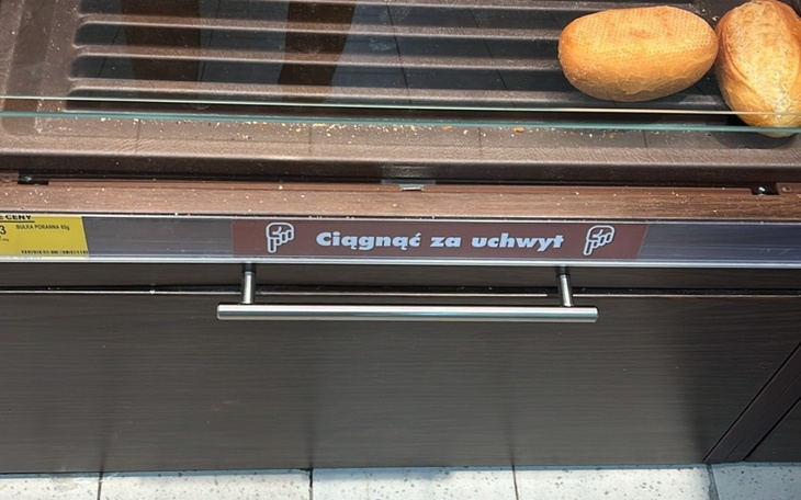 Tablica informacyjna w sklepie z instrukcją.