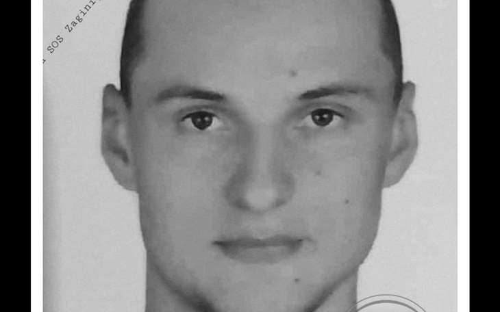 Człowiek na czarno-białym zdjęciu, z poważnym wyrazem twarzy.