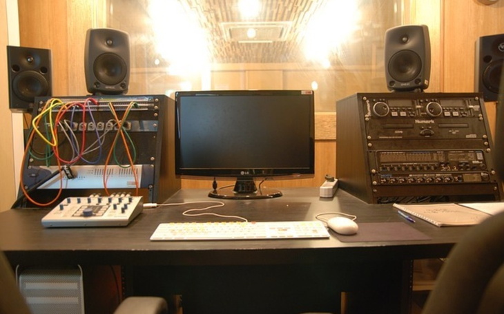 Studio nagraniowe z komputerem i sprzętem audio.