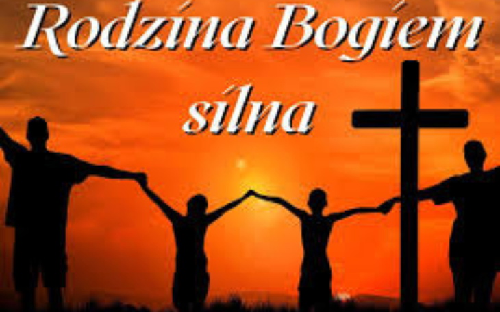 Silhouetty ludzi trzymających się za ręce na tle zachodzącego słońca.