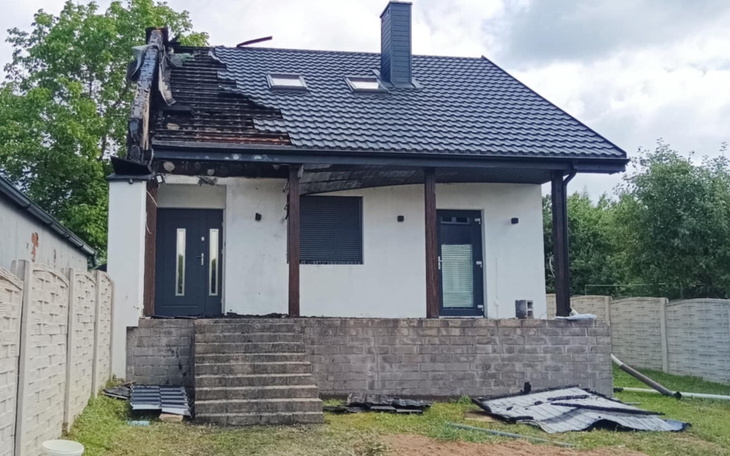 Zniszczony dom po pożarze, widok z przodu.