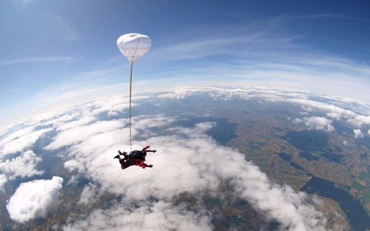 Zbiórka Skok ze spadochronem na 18 - zdjęcie główne