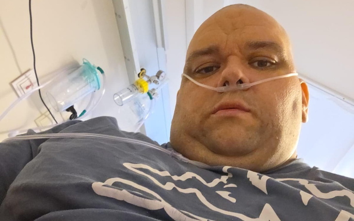 Mężczyzna z tlenem w szpitalu.