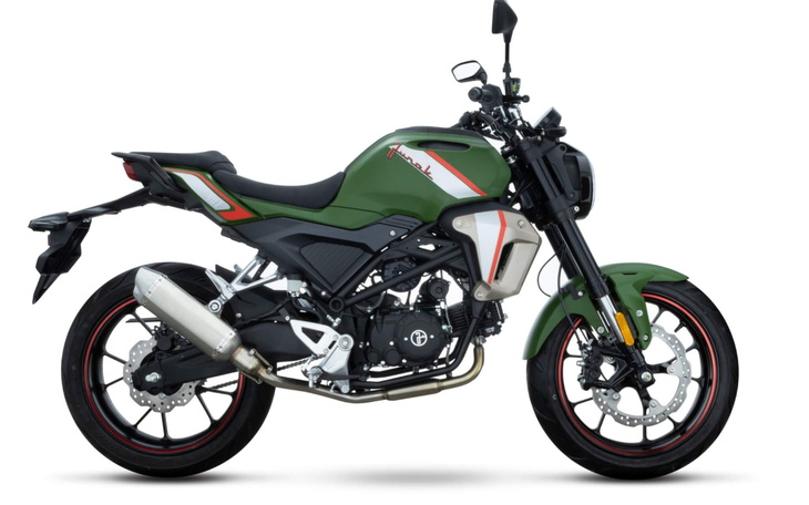 Motocykl w zielonym kolorze, z nowoczesnym designem.