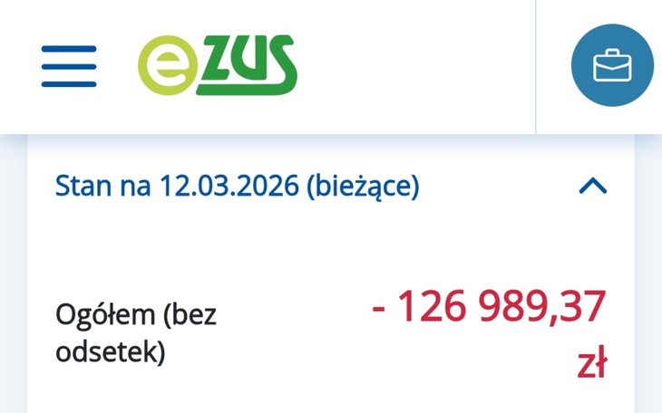 Osoba z uśmiechem, w tle ciemna noc.