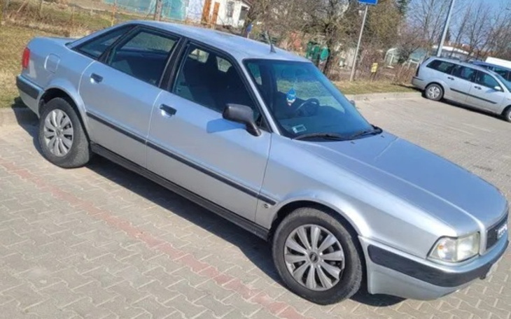 Srebrny samochód zaparkowany na ulicy.