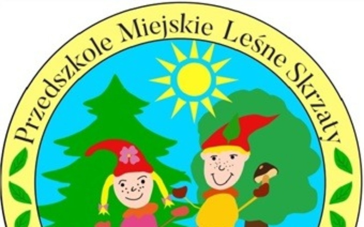 Logo przedszkola z postaciami dzieci i drzewami w tle.