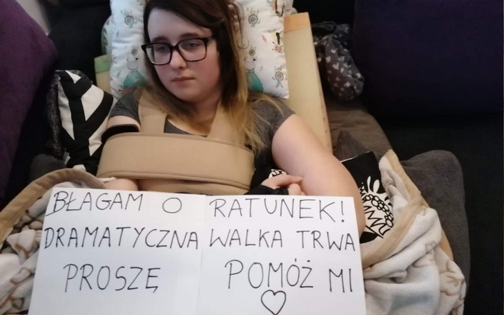 Młoda dziewczyna z prośbą o pomoc, leżąca na kanapie.