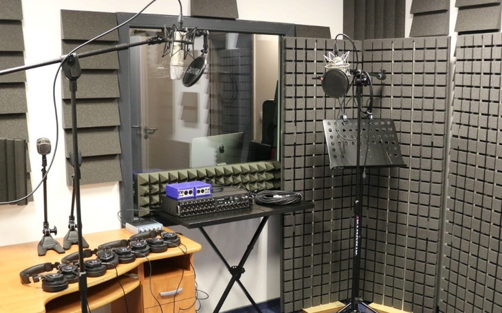 Studio nagraniowe z mikrofonami i sprzętem audio.