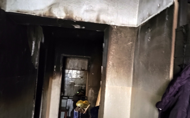 Hulajnoga na pustyni, w otoczeniu suchych roślin.