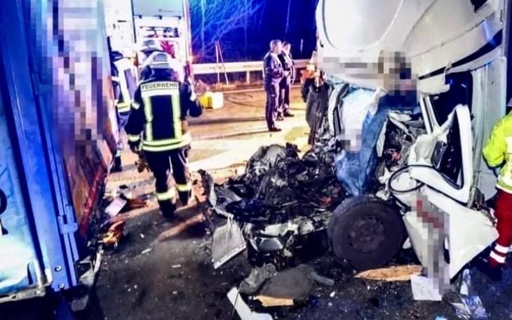 Wypadek drogowy z uszkodzonym pojazdem i ratownikami.