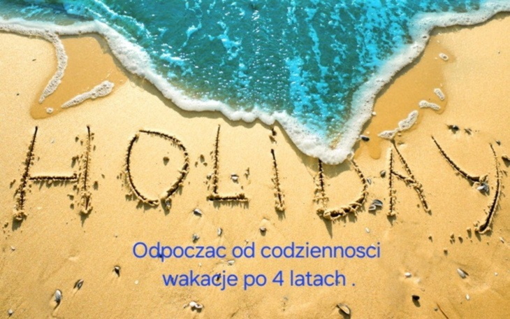 Plaża z napisem 'HOLIDAY' na piasku, symbol relaksu.
