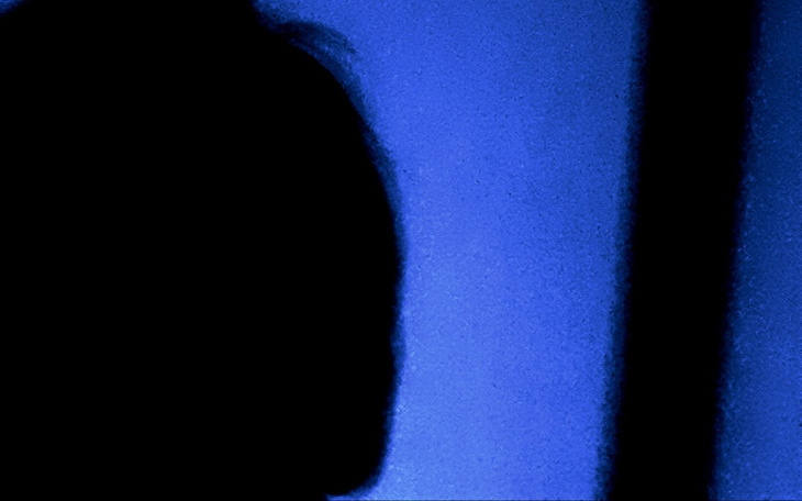 Ciemny cień na niebieskim tle, tajemniczy klimat.