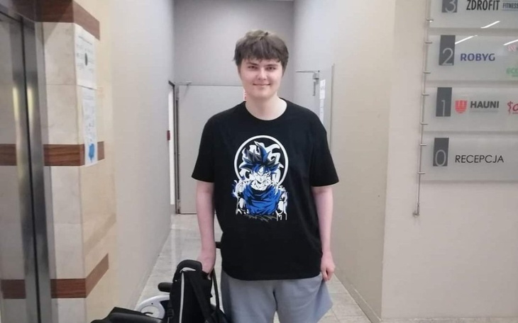 Młody mężczyzna w czarnej koszulce z postacią z anime.