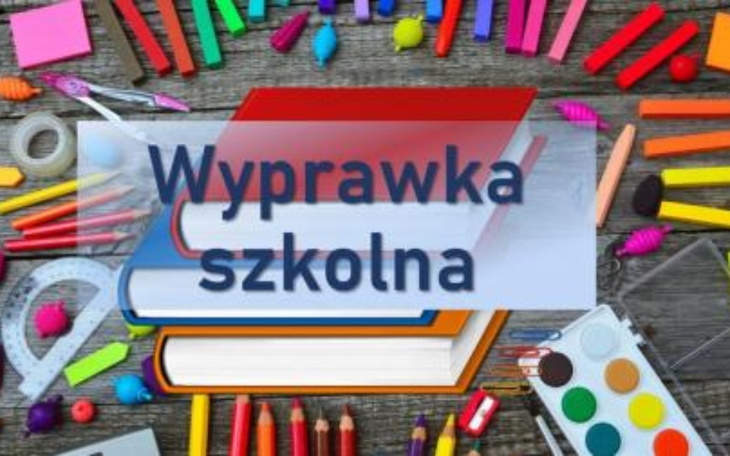 Kolorowe przybory szkolne na drewnianym stole.