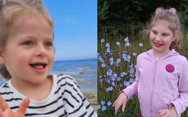 Dwie dziewczynki na plaży i wśród kwiatów, uśmiechnięte.