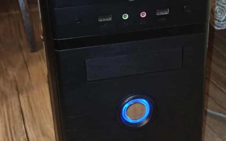 Czarny komputer stacjonarny z niebieskim podświetleniem.