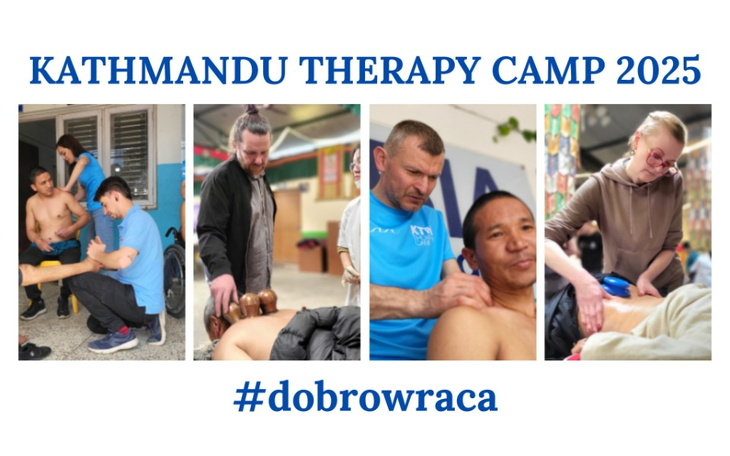 Grupa ludzi w trakcie terapii w obozie w Katmandu.