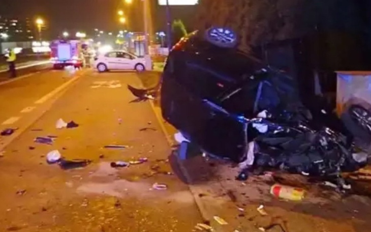 Wypadek samochodowy z przewróconym autem.