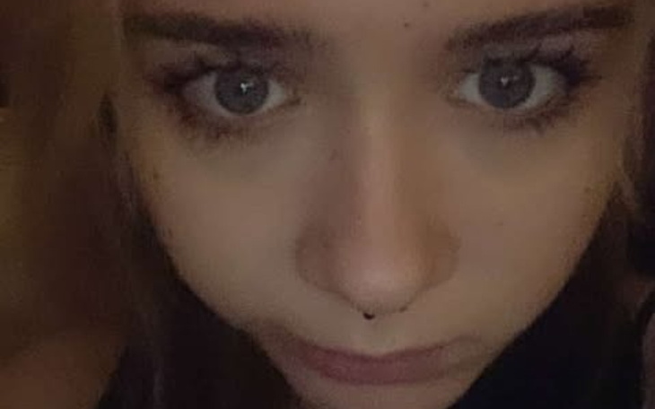 Zbliżenie na twarz dziewczyny z wyrazem smutku.