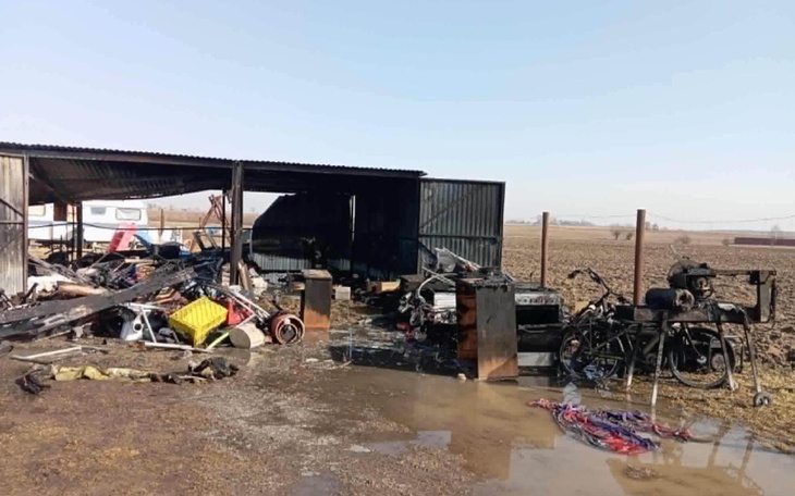 Zniszczony budynek gospodarczy, świadectwo pożaru lub katastrofy.