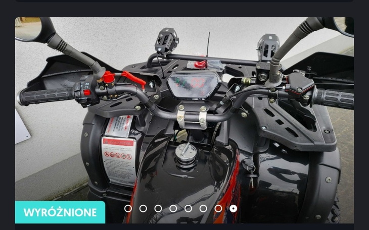 Widok na kierownicę quada z bliska.