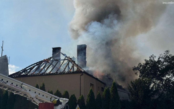 Zniszczony dach budynku w wyniku pożaru.