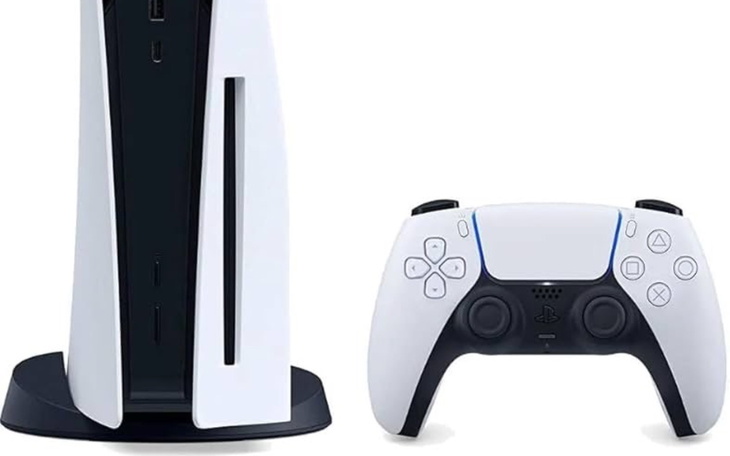 Konsola PlayStation 5 z kontrolerem, gotowa do gry.