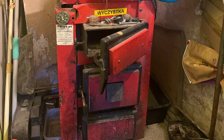 Stara maszyna do obróbki drewna w warsztacie.