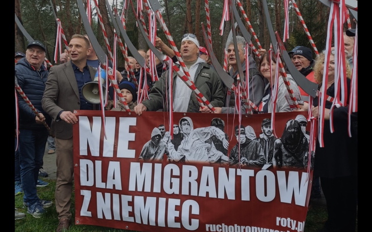 Grupa ludzi z transparentem, protestujący w obronie swoich poglądów.