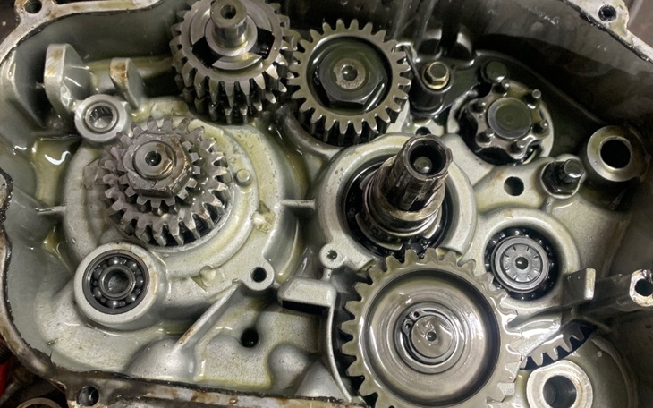 Skrzynka z przekładniami i olejem w środku.