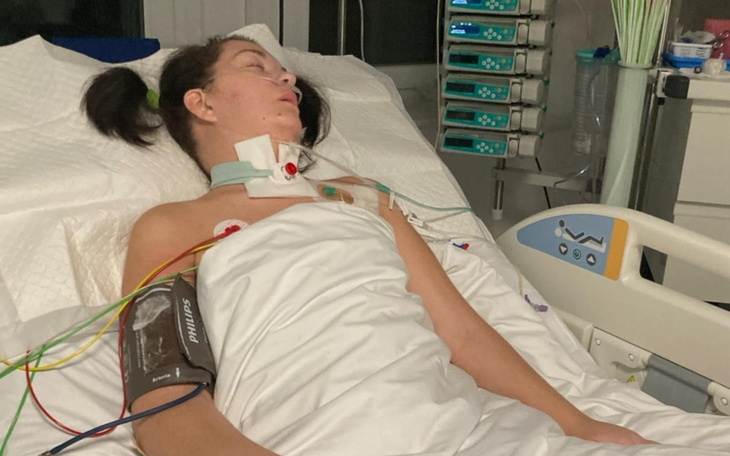 Kobieta w szpitalu, podłączona do aparatury medycznej.