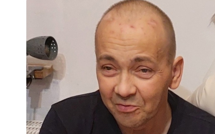 Mężczyzna z wyrazem twarzy pełnym emocji.